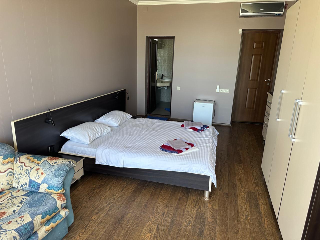 Deluxe 102 — bedroom