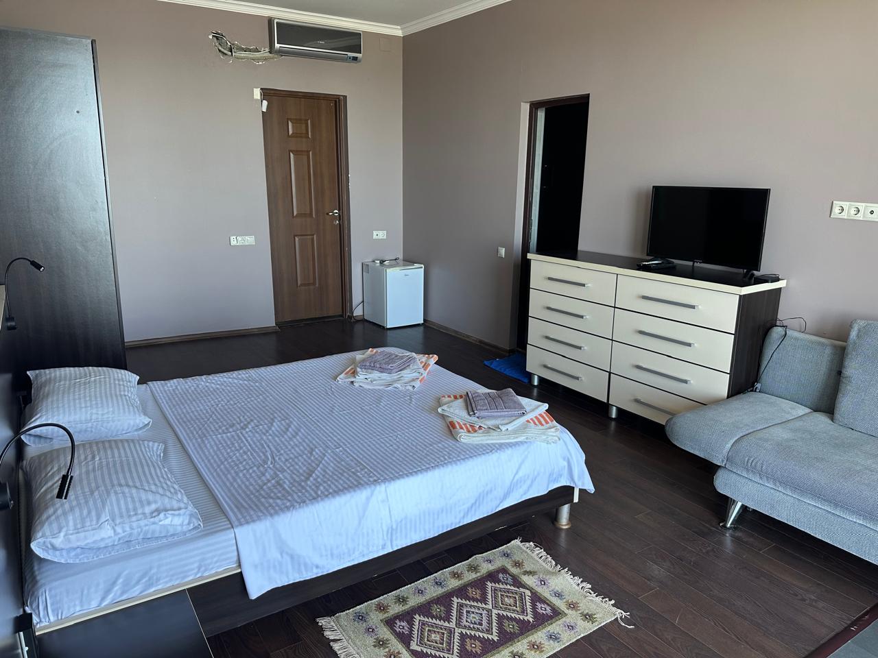 Deluxe 202 — bedroom
